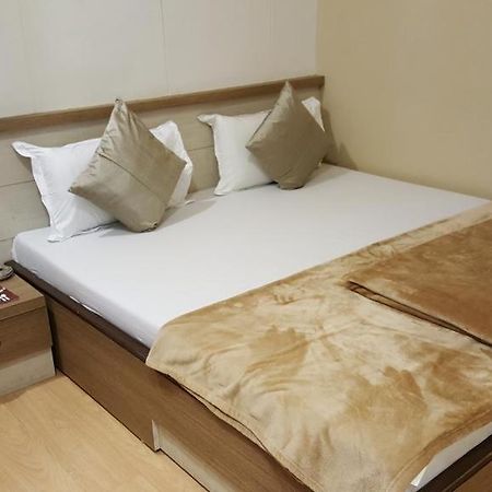 Hotel Oasis Mumbai Bagian luar foto