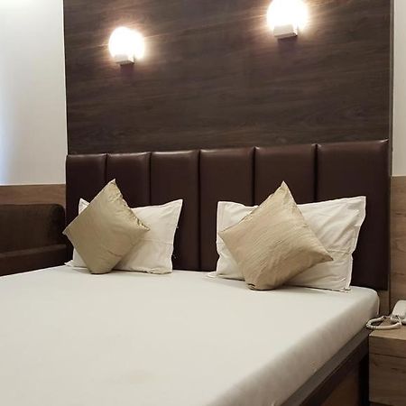 Hotel Oasis Mumbai Bagian luar foto