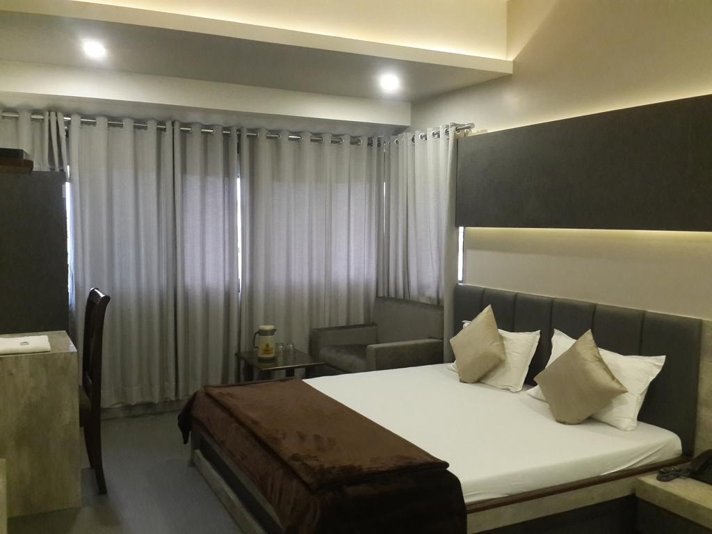 Hotel Oasis Mumbai Bagian luar foto