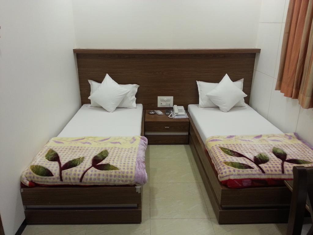 Hotel Oasis Mumbai Bagian luar foto