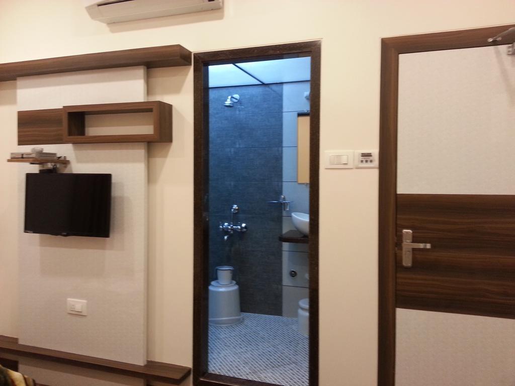 Hotel Oasis Mumbai Bagian luar foto