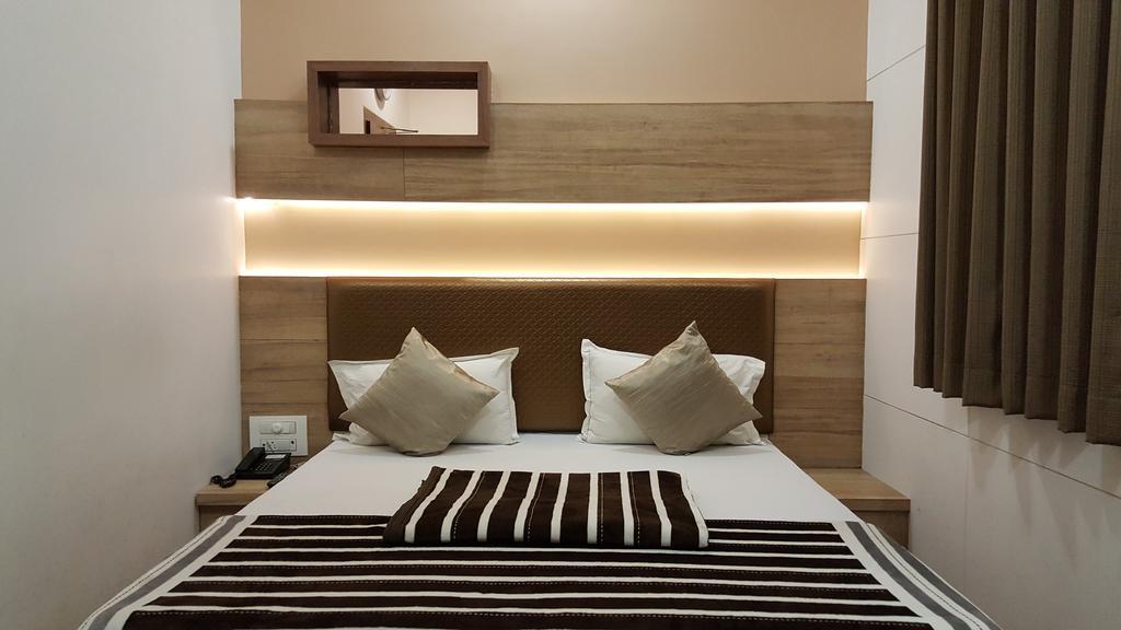 Hotel Oasis Mumbai Bagian luar foto