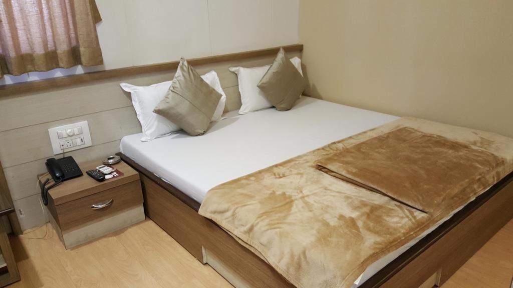 Hotel Oasis Mumbai Bagian luar foto