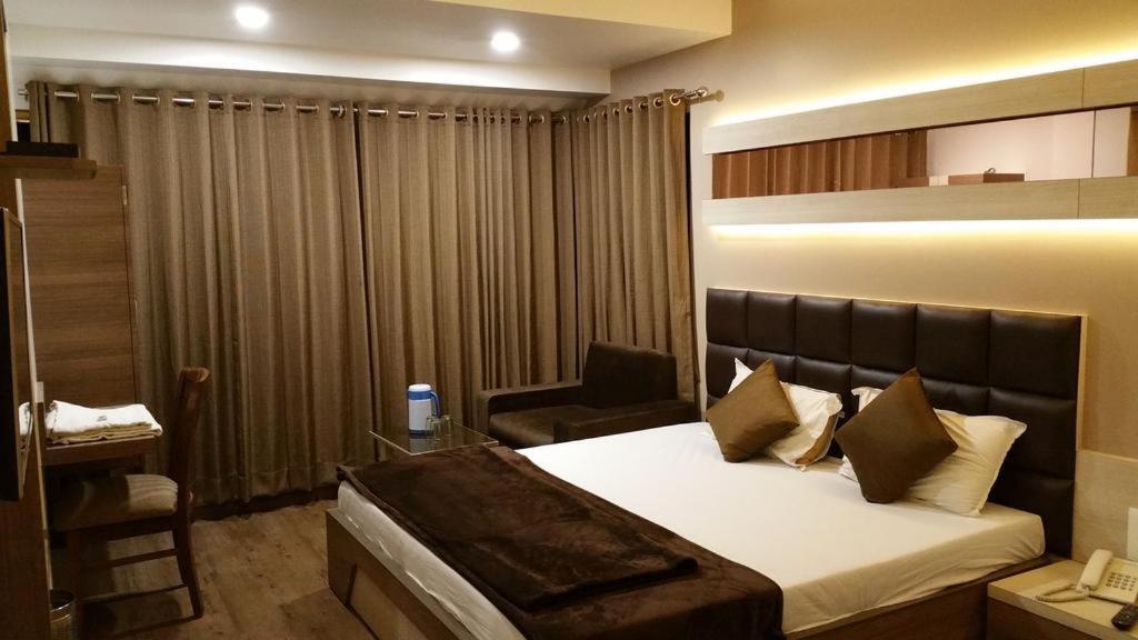 Hotel Oasis Mumbai Bagian luar foto
