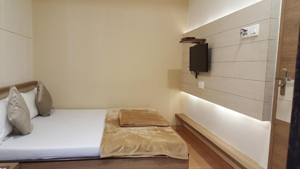 Hotel Oasis Mumbai Bagian luar foto